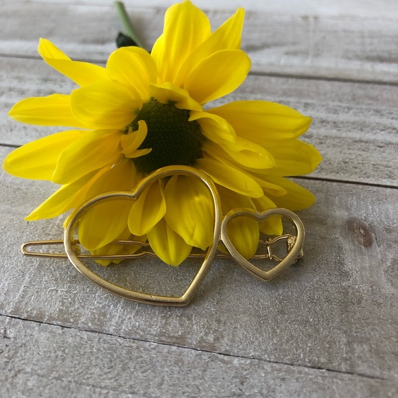 Double Heart Cutout Hair Clip - Picture 4 of 4